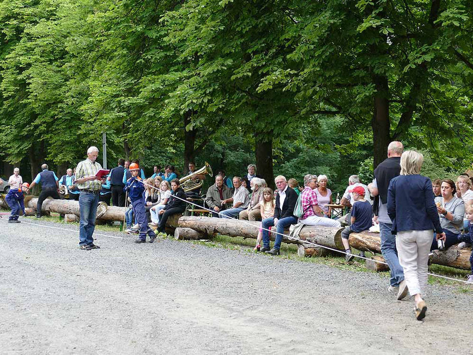 Entzünden des Johannifeuers (Foto: Karl-Franz Thiede)